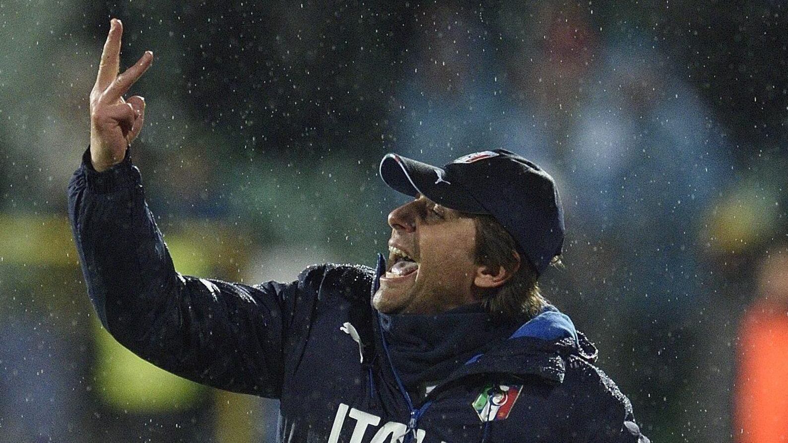Conte in piazza, tra famiglie, foto e autografi