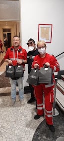 Gli ultras del Monza consegnano pasti a medici e infermieri: "Non siete soli" 6