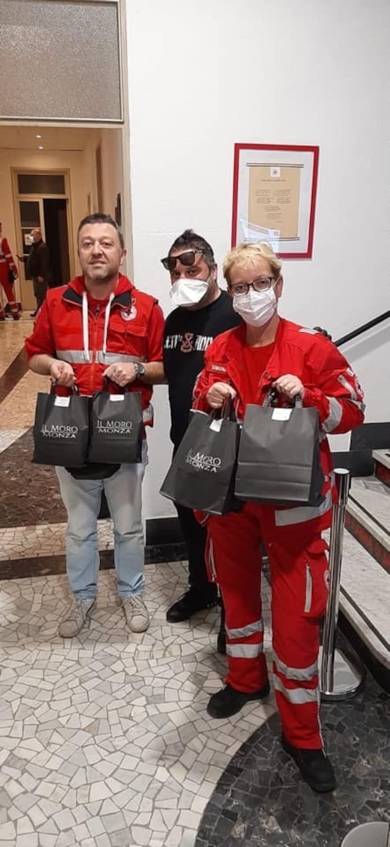 Gli ultras del Monza consegnano pasti a medici e infermieri: "Non siete soli" 6