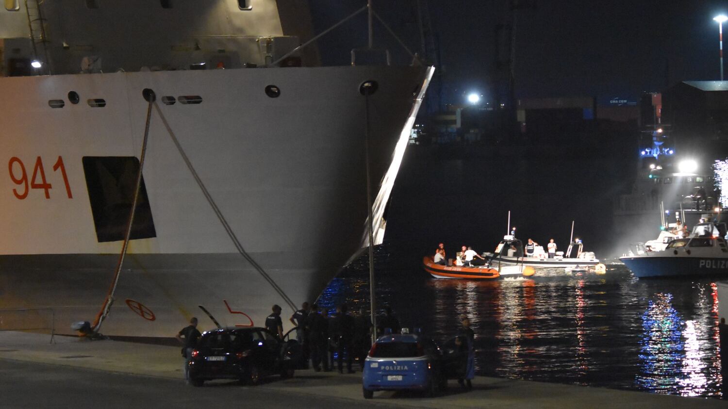 I migranti della Diciotti tutti in un'ex caserma A bordo pure gli scafisti