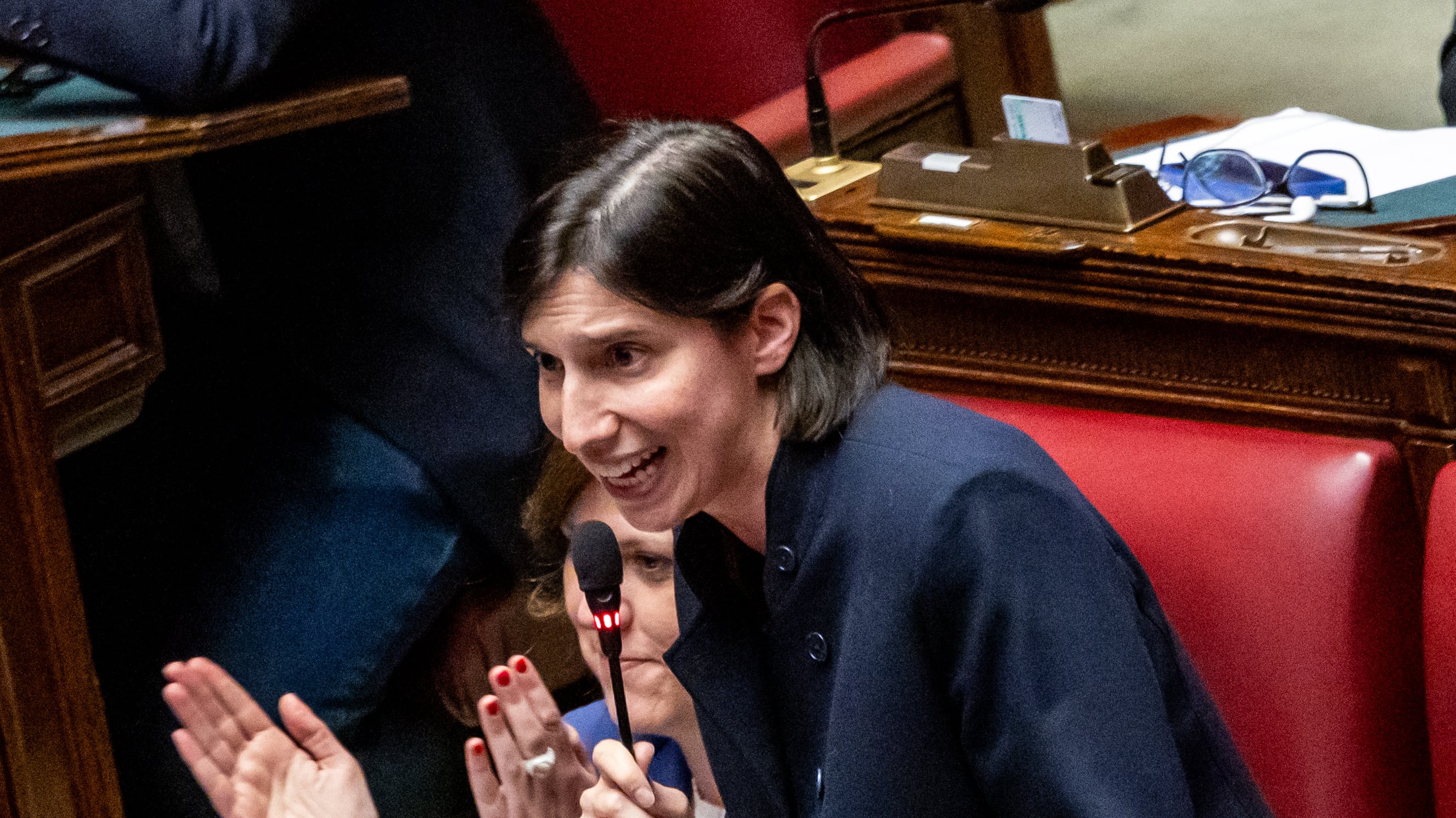 La Schlein difende Giorgia sugli attacchi degli Usa. Conte cinico: "È ambigua"