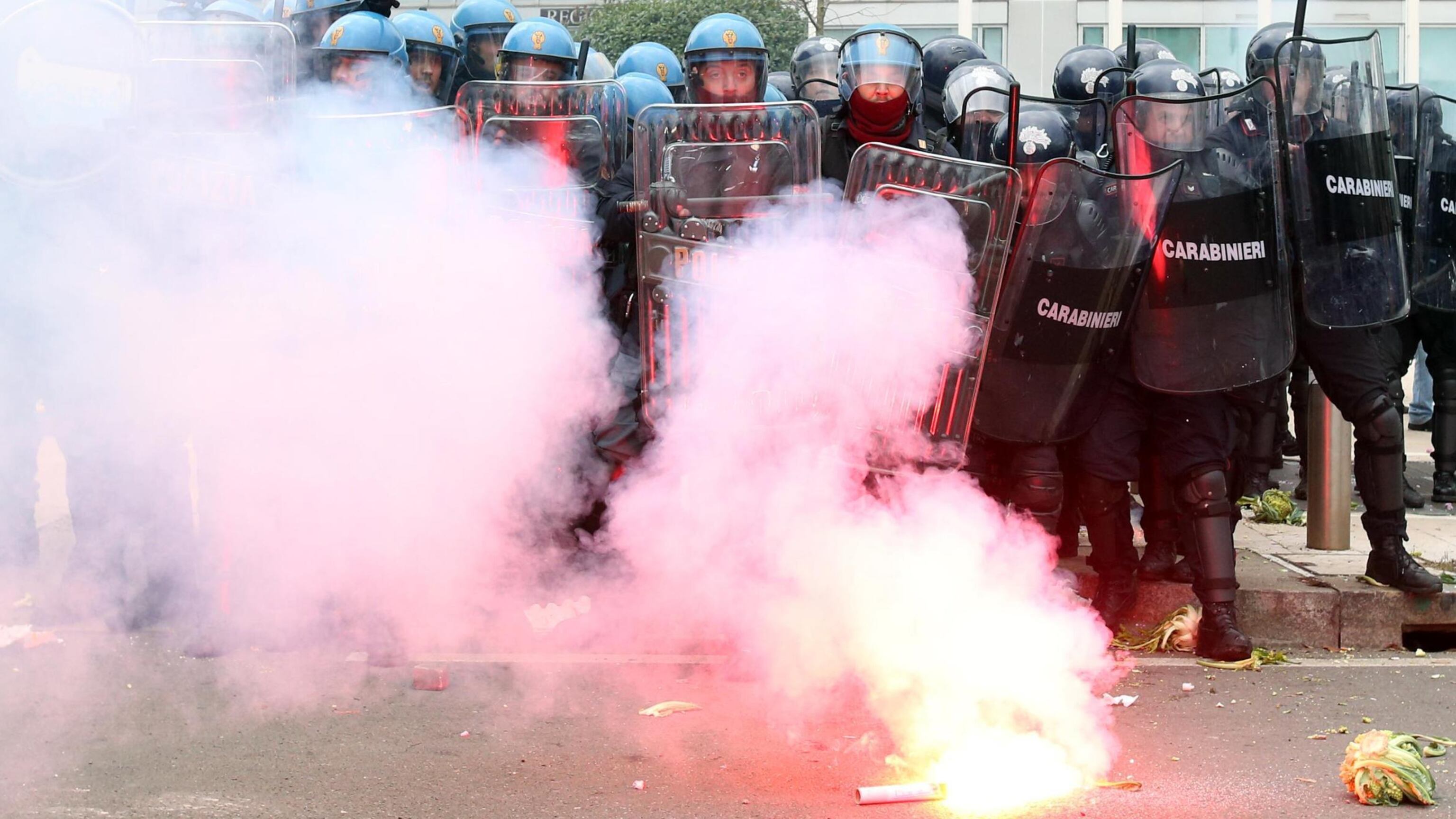 Petardi con pezzi di vetro contro le forze dell'ordine