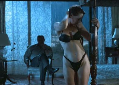 Gli striptease più sexy della storia del cinema 33