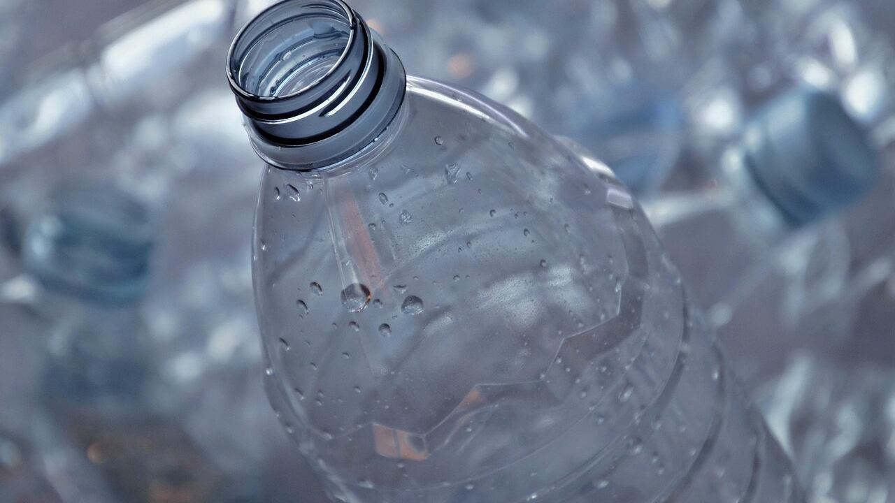 Bottiglie di plastica, in arrivo un'altra novità: ecco cosa ha in mente l'Ue