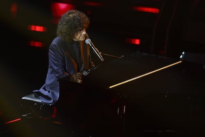 Sanremo 2024: ecco il look della quarta serata del Festival di Irama 1