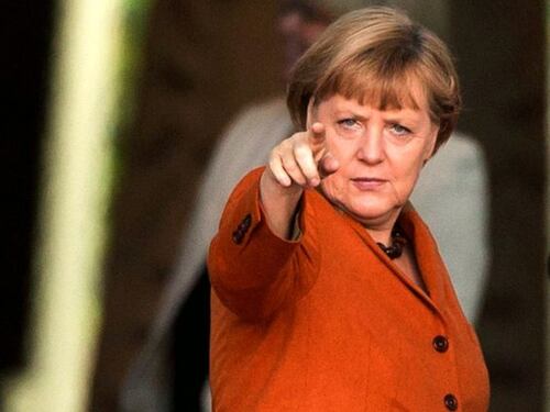 Merkel vara i "ritorni ordinati": così ora caccia via i migranti