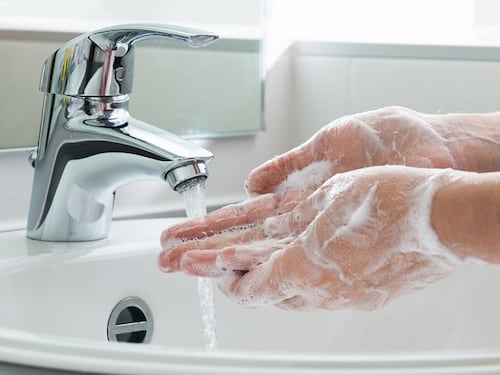 Il sapone distrugge il Covid grazie ad una molecola: ecco come agisce