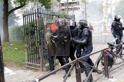 Parigi, scontri tra anarchici e polizia: auto distrutte, vetrine infrante 7