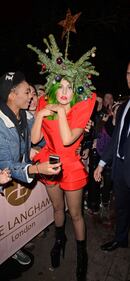 LadyGaga si veste "di Natale" 4