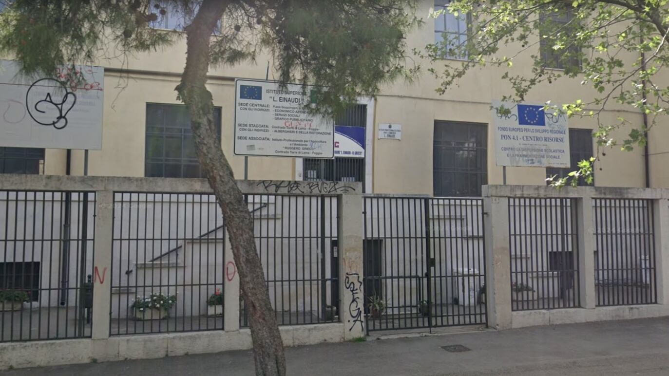 Prof rimprovera un'alunna, il padre di lei fa irruzione in classe e lo prende a schiaffi