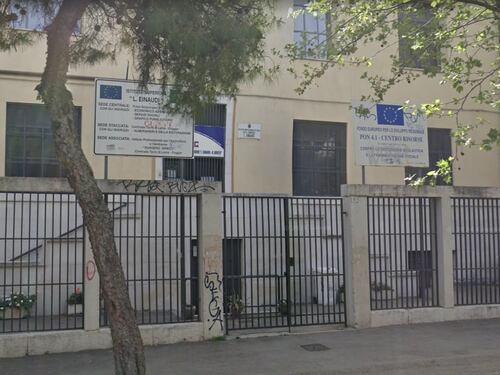Prof rimprovera un'alunna, il padre di lei fa irruzione in classe e lo prende a schiaffi