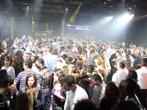 Meningite, un morto a Milano: Asl cerca clienti di bar e discoteche