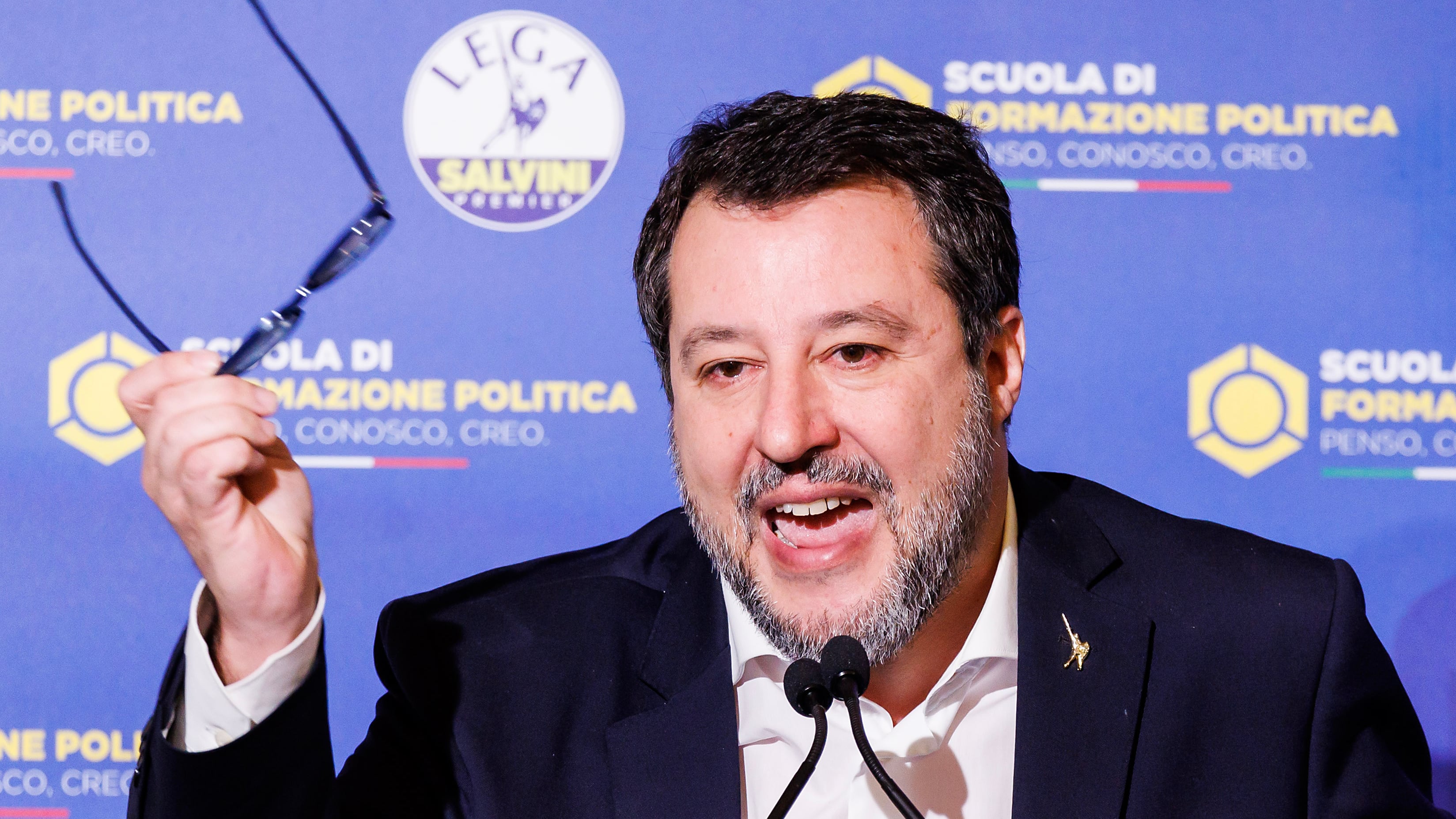 Asse Salvini-Le Pen contro il bis di Ursula. "Meloni la sosterrà?". Attacco contro Macron