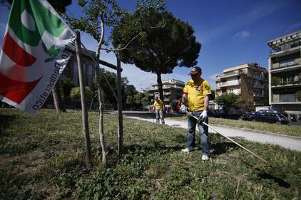 Rifiuti, i militanti dem puliscono le strade di Roma 12