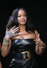 Rihanna hot, il corpetto è esplosivo 4