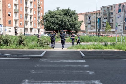 Torino, travolta dal camioncino dei rifiuti, donna muore a 59 anni. Le immagini 1