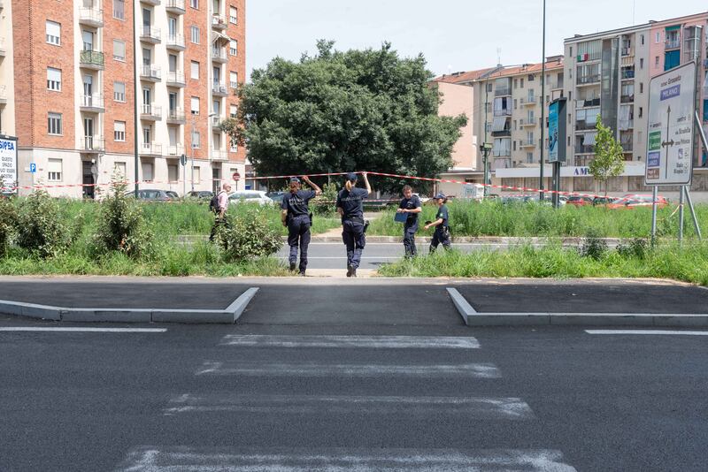 Torino, travolta dal camioncino dei rifiuti, donna muore a 59 anni. Le immagini 1