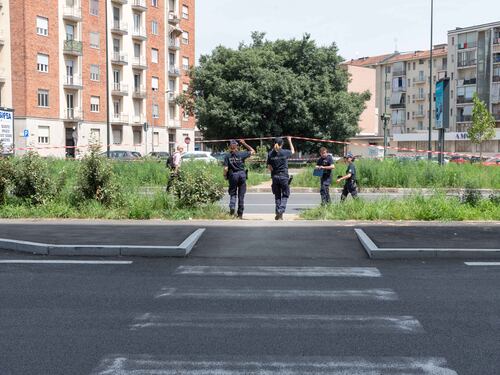 Torino, travolta dal camioncino dei rifiuti, donna muore a 59 anni. Le immagini
