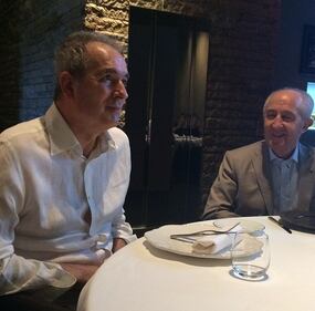 Sposini pubblica una foto con l'uomo che gli ha  ​salvato la vita 1