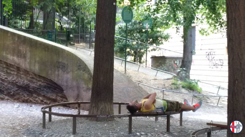 Immigrati dormono e urinano in strada a Bologna 6