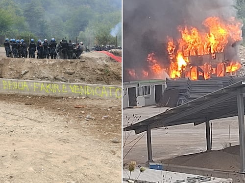 Val Susa, centinaia di No Tav incappucciati. Pietre e molotov contro gli agenti, a fuoco la control room del cantiere: “Fakir è vendicato”