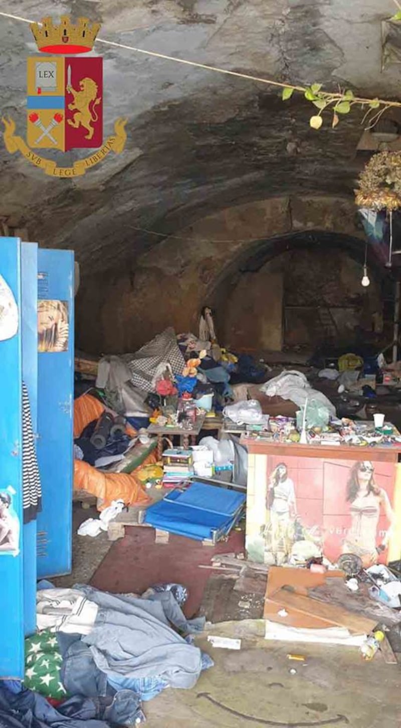 Blitz della polizia nella grotta in cui il tunisino aveva sequestrato e violentato i clochard 3