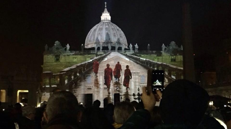 I templi pagani proiettati sulla facciata di San Pietro