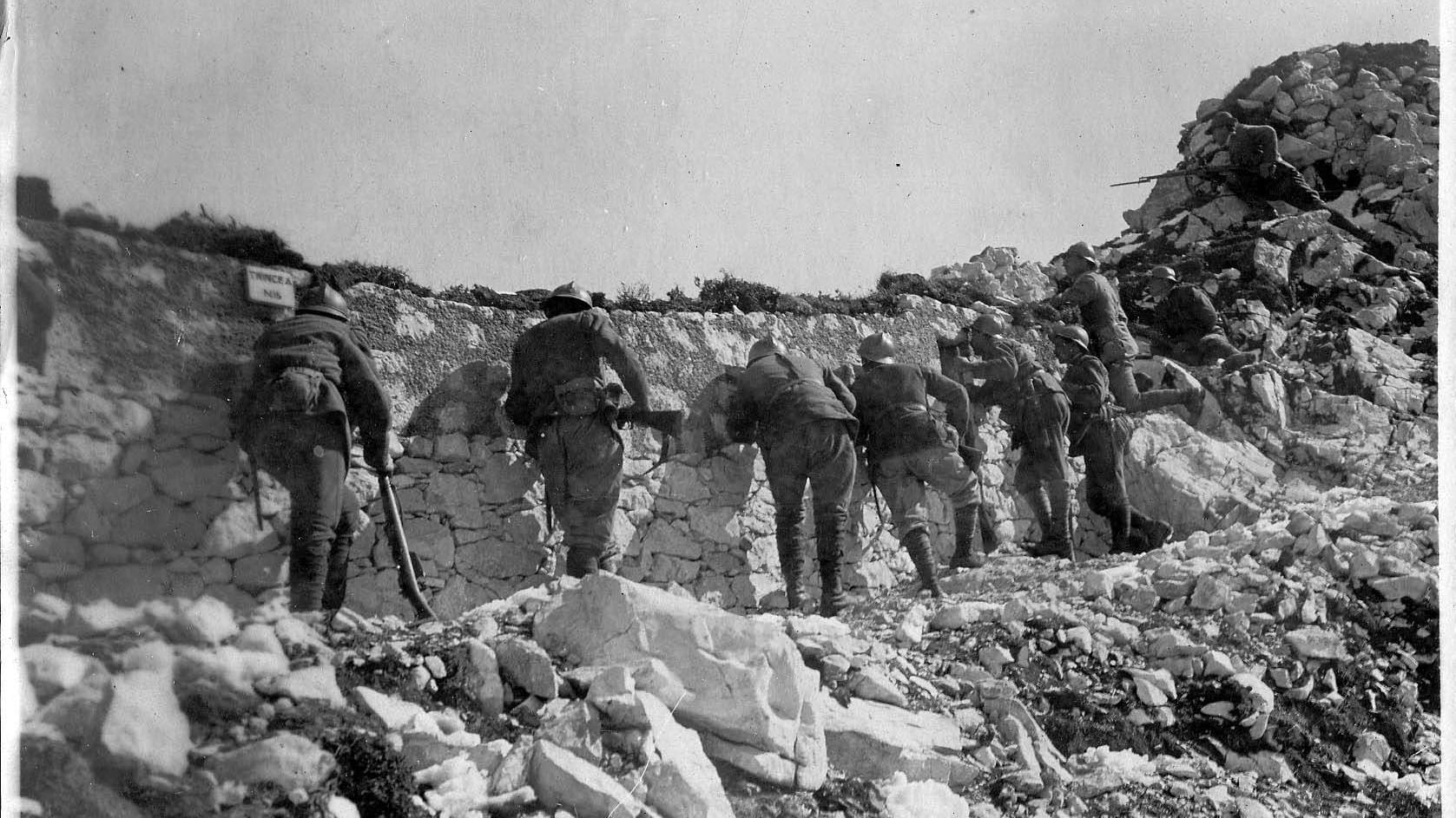 Quei pacifisti per forza che cancellano la storia