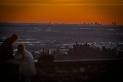 Il vento spazza via nubi e smog: da Bergamo si vede lo skyline di Milano 20