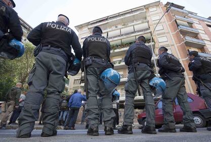 Casal Bruciato, residenti in protesta: "Le case prima agli italiani" 2