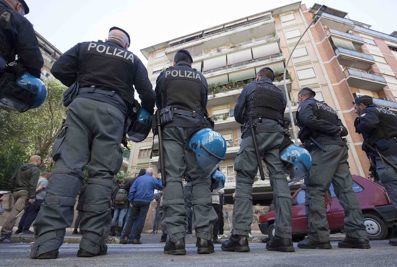 Casal Bruciato, residenti in protesta: "Le case prima agli italiani" 2