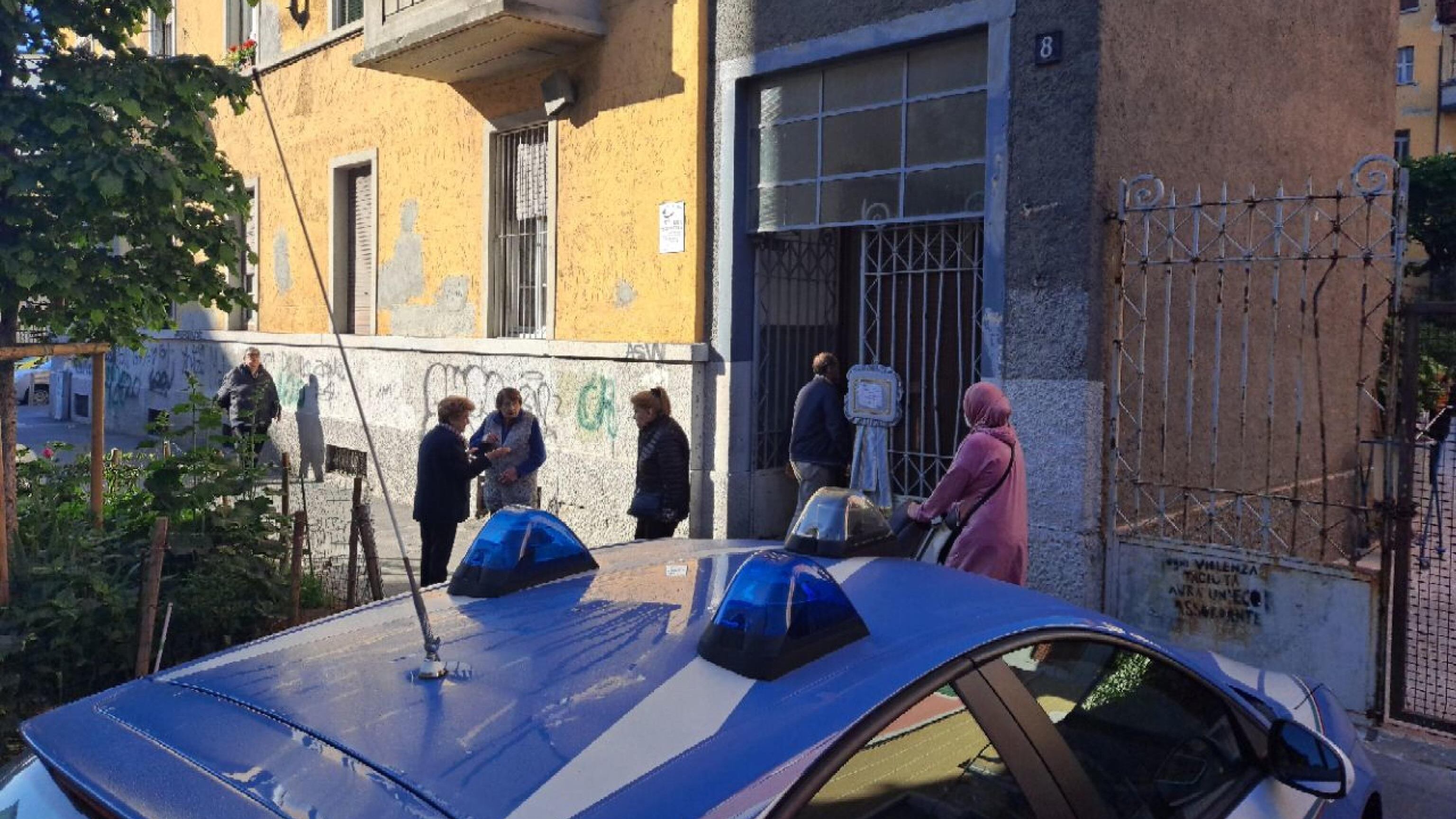 Ucciso a coltellate nella sua casa: è giallo sull'omicidio di Milano