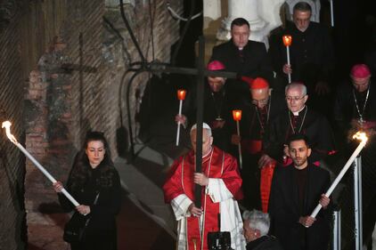 Papa Leone XIV porta la croce alla via Crucis. Guarda le foto 1