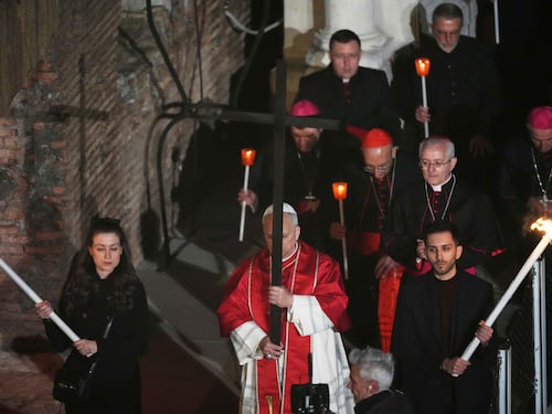 Papa Leone XIV porta la croce alla via Crucis. Guarda le foto