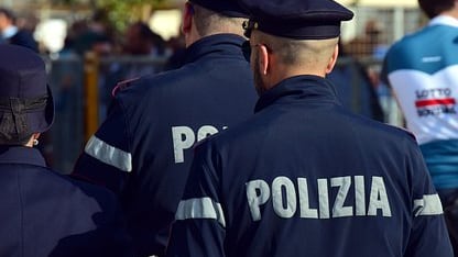 Poliziotto ferito dallo straniero, Salvini: "Delinquenti via a calci"