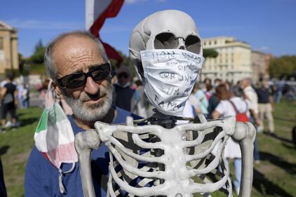 La manifestazione "no mask" oggi a Roma in Piazza San Giovanni 10