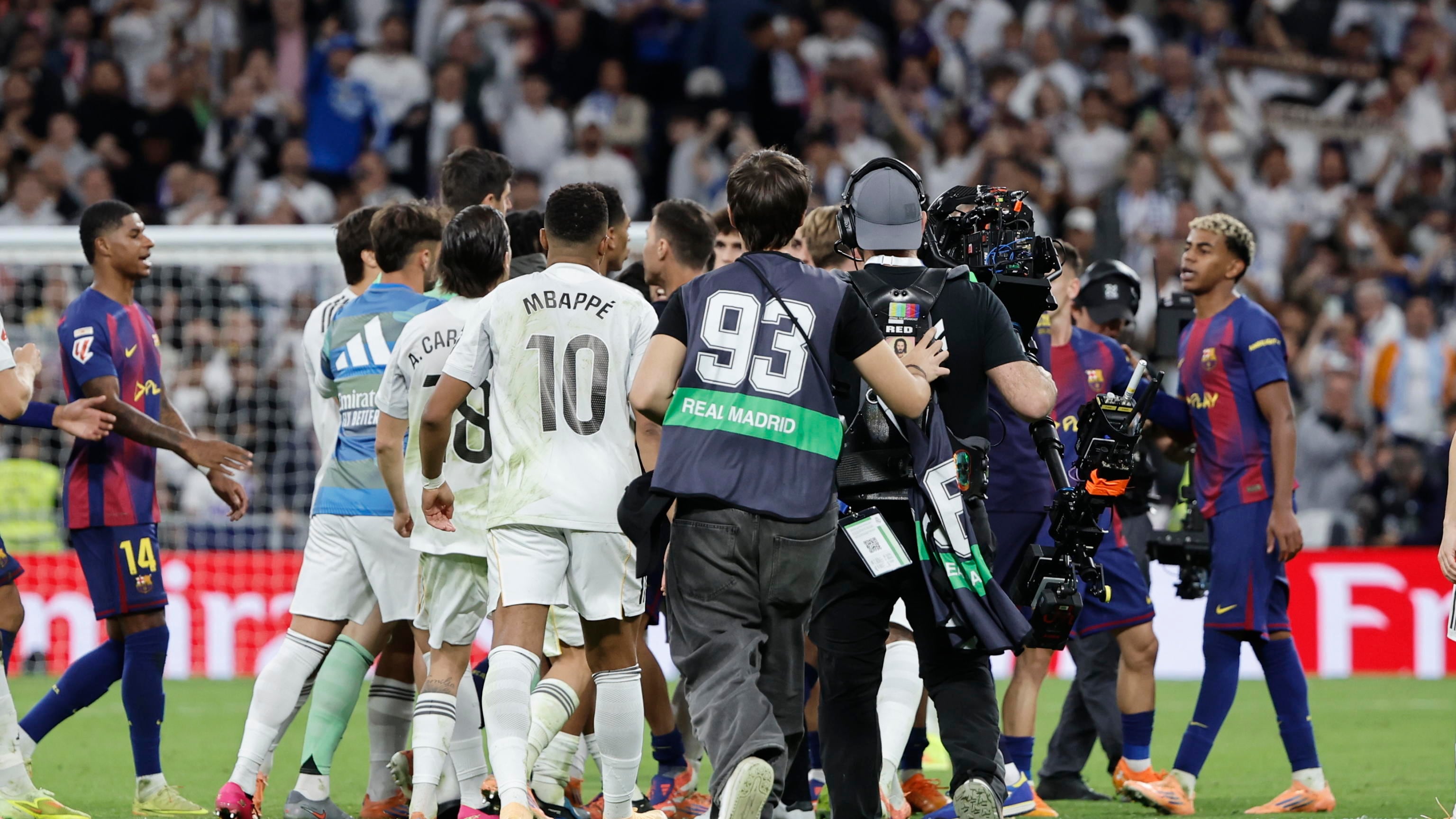 Finale infuocato nel Clasico: tra Real e Barça si sfiora la rissa, interviene la polizia