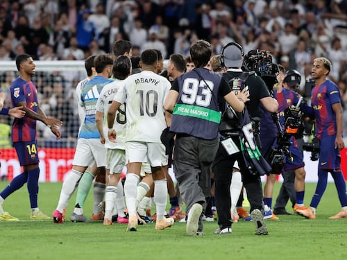 Finale infuocato nel Clasico: tra Real e Barça si sfiora la rissa, interviene la polizia