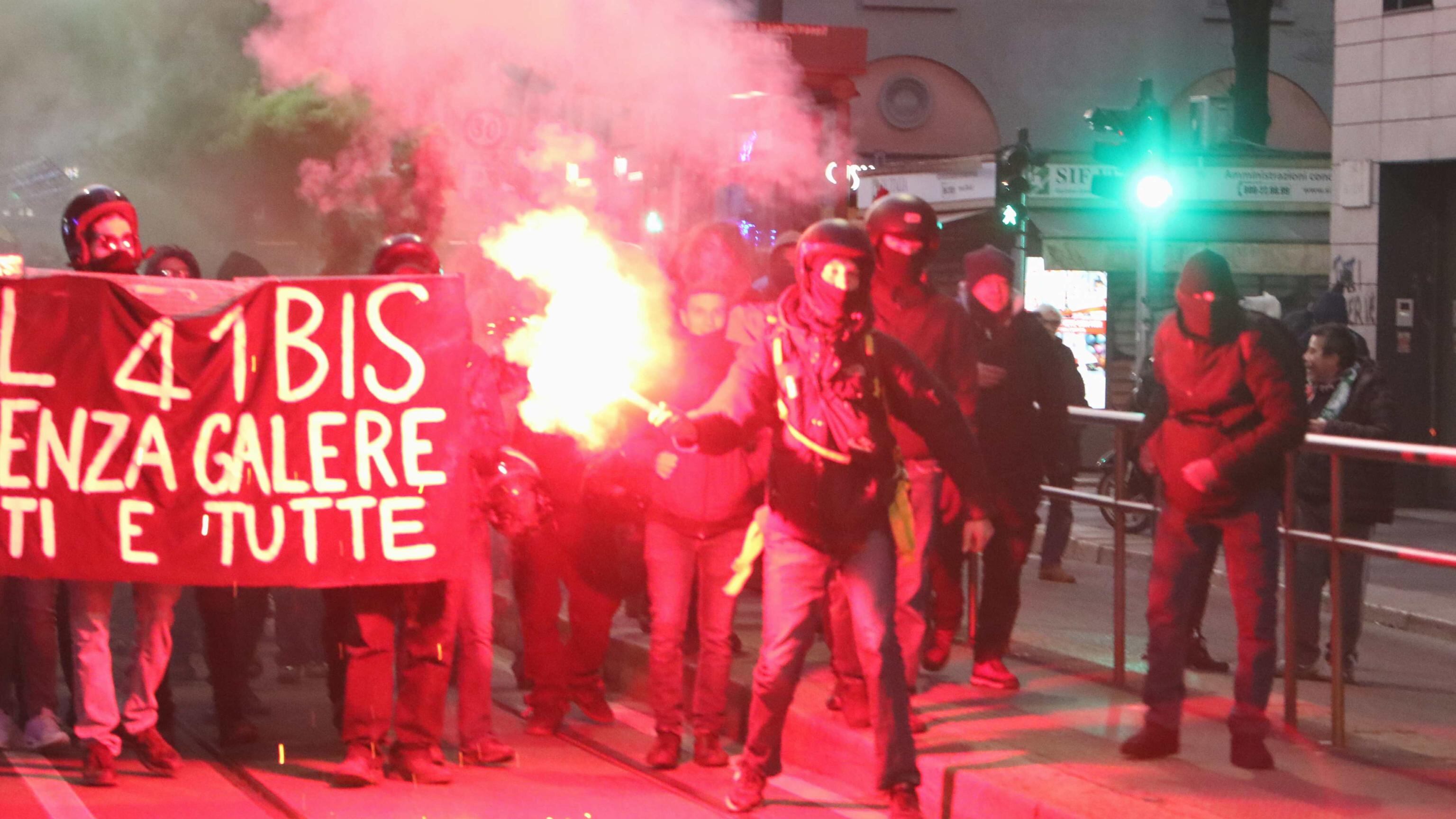 La sinistra che difende i violenti e l'allergia alle divise