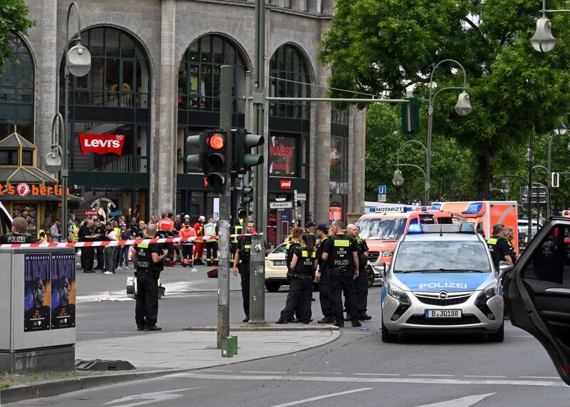 Lo schianto e poi i soccorsi: le immagini da Breitscheidplatz 4