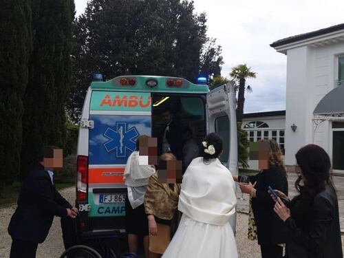 Malato di Sla in ambulanza da Boscoreale a Viterbo per il matrimonio del figlio