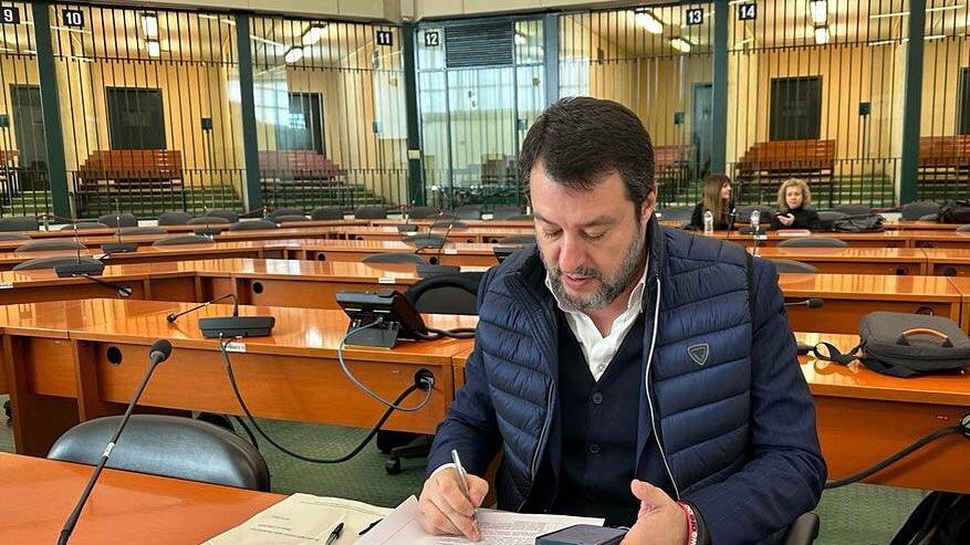 "Lamorgese fermò le navi, ma solo io a processo". L'ira di Salvini dopo l'udienza Open Arms
