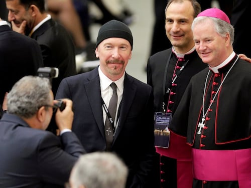 The Edge suona all'interno della Cappella Sistina
