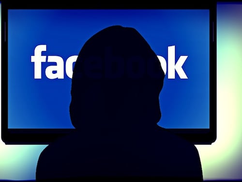 "Viva il calciatore Finocchio". E Facebook gli blocca il profilo