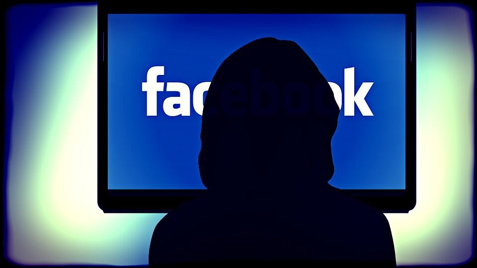"Viva il calciatore Finocchio". E Facebook gli blocca il profilo