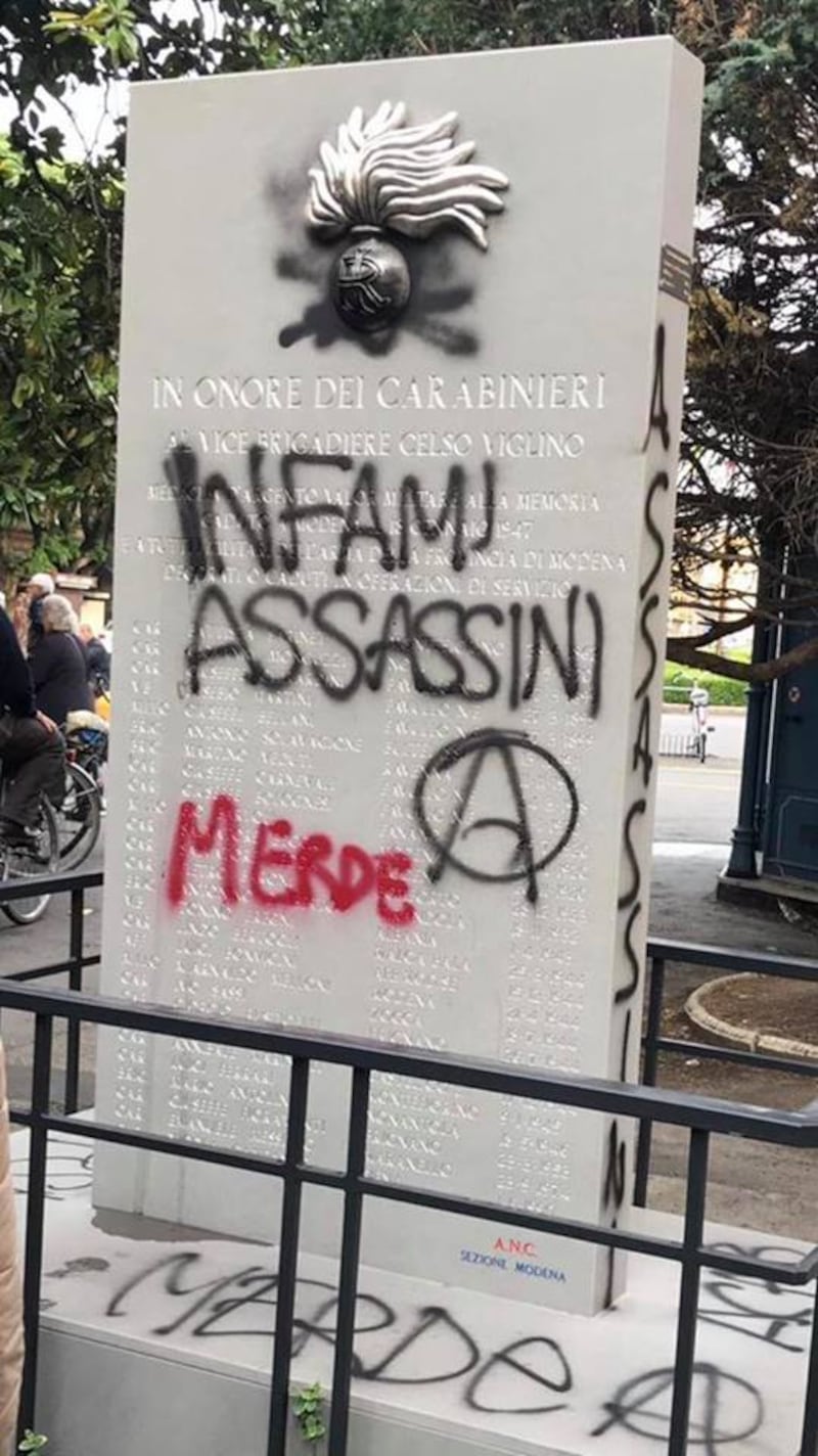 Anarchici indisturbati: Modena vandalizzata e sfregio ai carabinieri