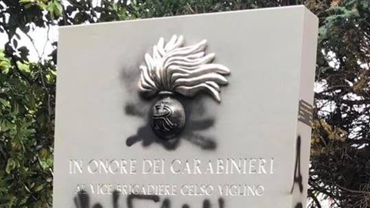 Anarchici indisturbati: Modena vandalizzata e sfregio ai carabinieri