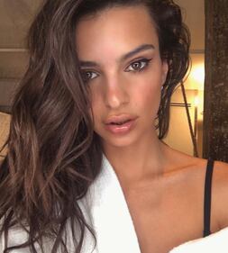 Emily Ratajkoswki, nudo totale sui social 10