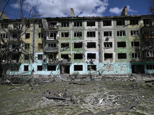 "Sono avanzati di 10 chilometri". L'offensiva russa a sorpresa per rafforzare Putin al vertice con Trump