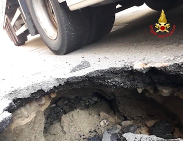 Nel Varesotto, cede il manto stradale: camion rimane incastrato 3
